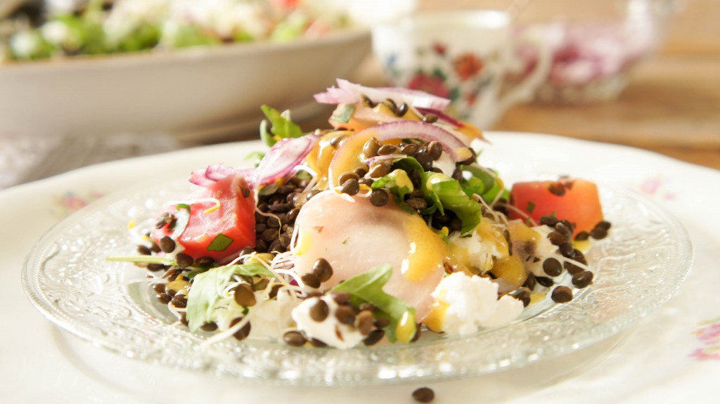 Salade met gekleurde bietjes, beluga linzen en geitenkaas