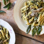 Pasta met snelle paddenstoelen saus en chipjes van salie