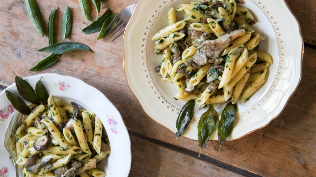 Pasta met snelle paddenstoelen saus en chipjes van salie