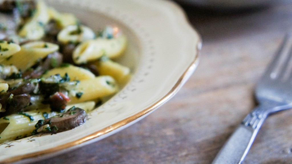 Pasta met snelle paddenstoelen saus en chipjes van salie