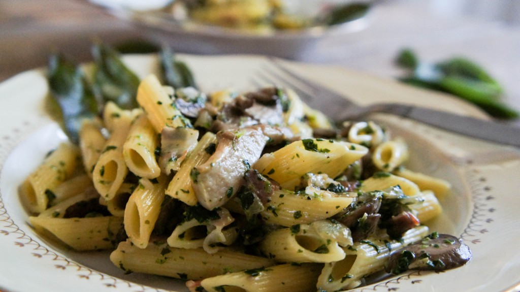 Pasta met snelle paddenstoelen saus en chipjes van salie