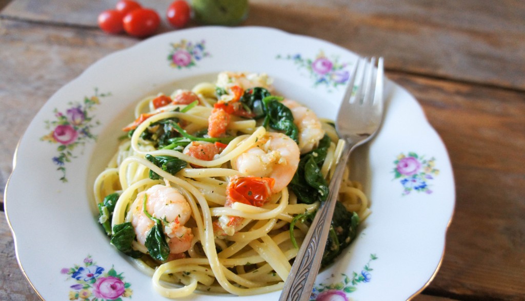 Pasta met garnalen, spinazie en pesto