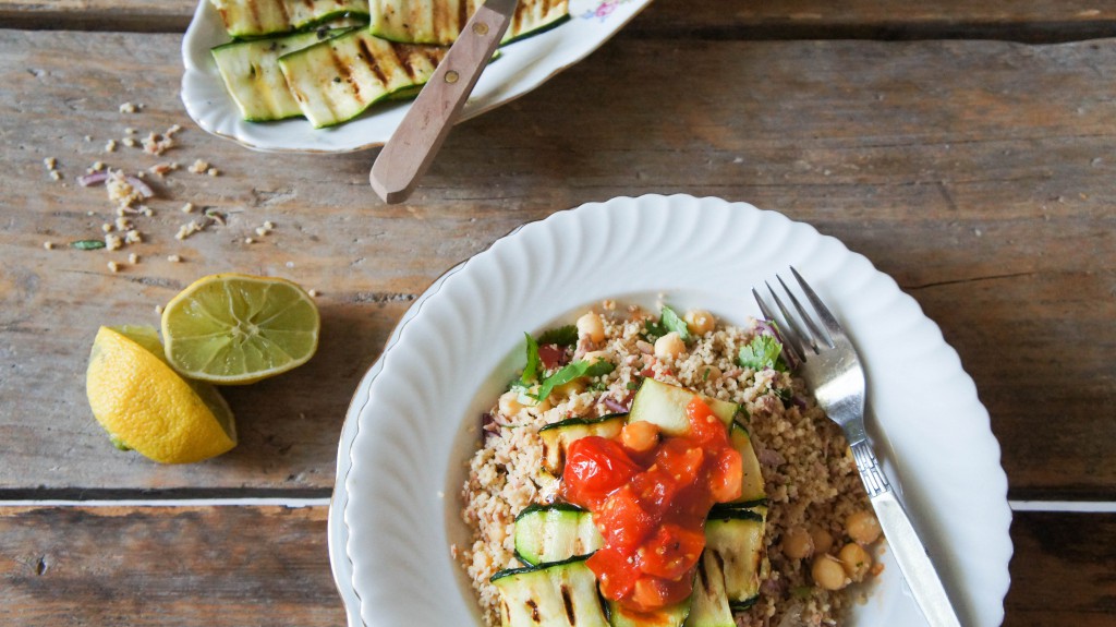 Meeneemlunch - couscoussalade met spicy tomaten en gegrilde couscous