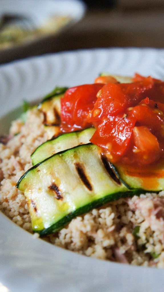 Meeneemlunch - couscoussalade met spicy tomaten en gegrilde couscous