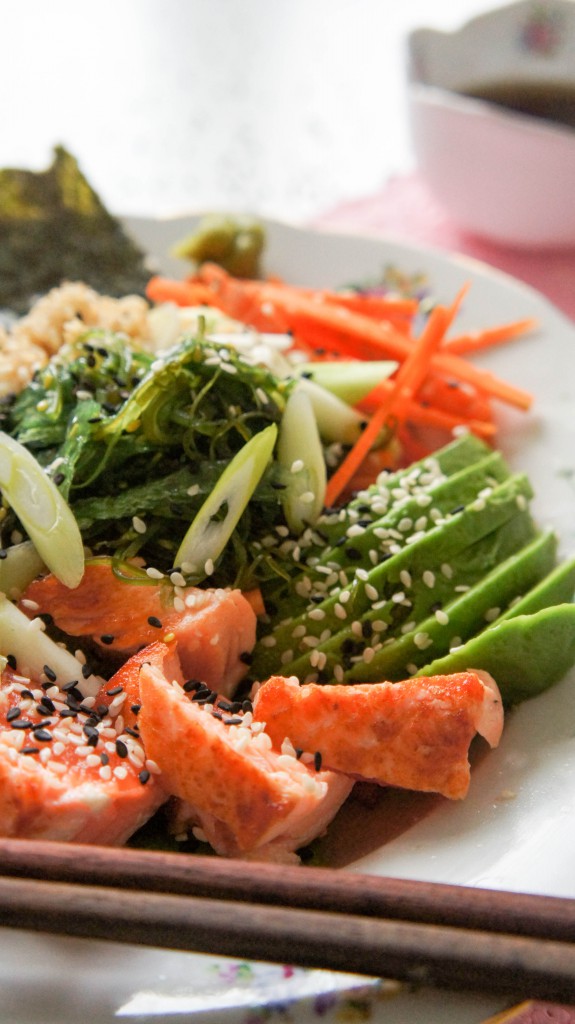 Gezonde sushibowl met zalm met quinoa