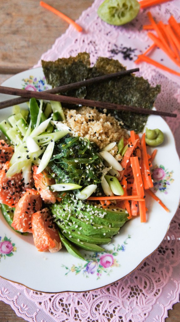 Gezonde sushibowl met zalm met quinoa