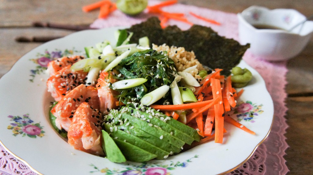 Gezonde sushibowl met zalm met quinoa