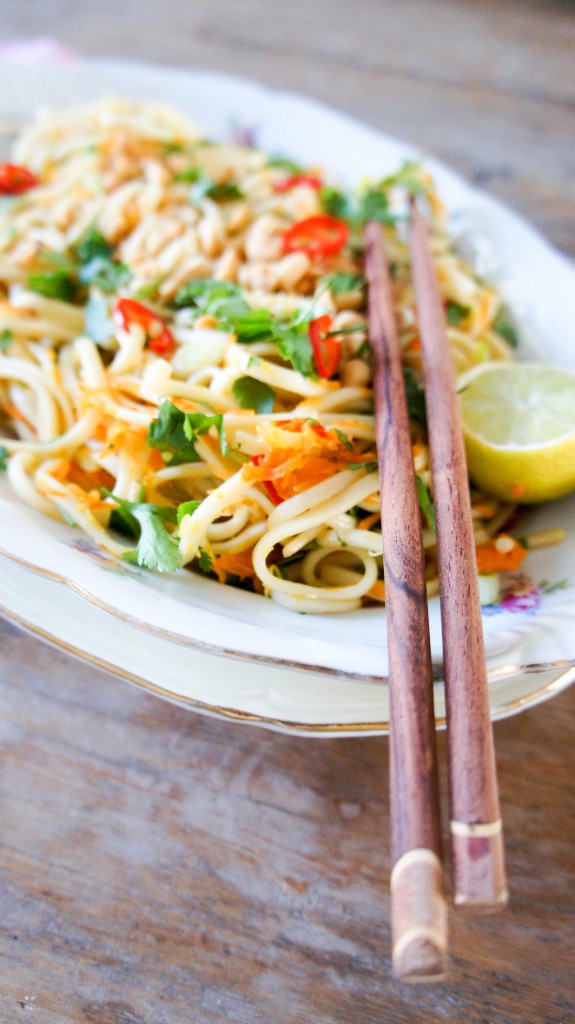 Kleverige kip met udon noodles