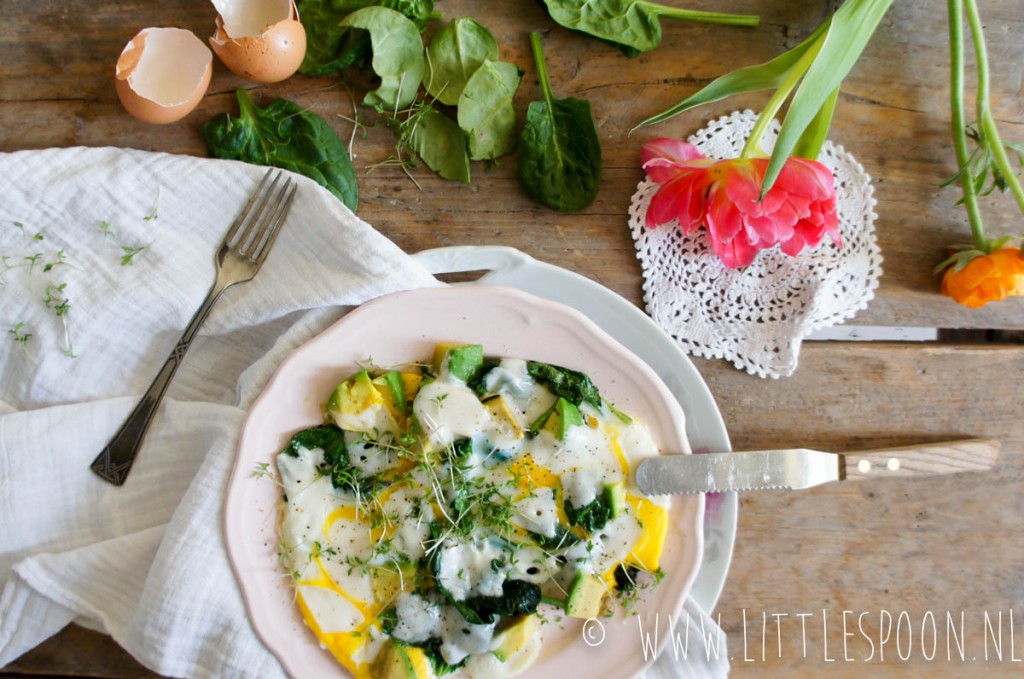 Snelle omelet met spinazie en avocado