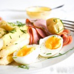 Witte asperges met ham, ei en snelle hollandaisesaus