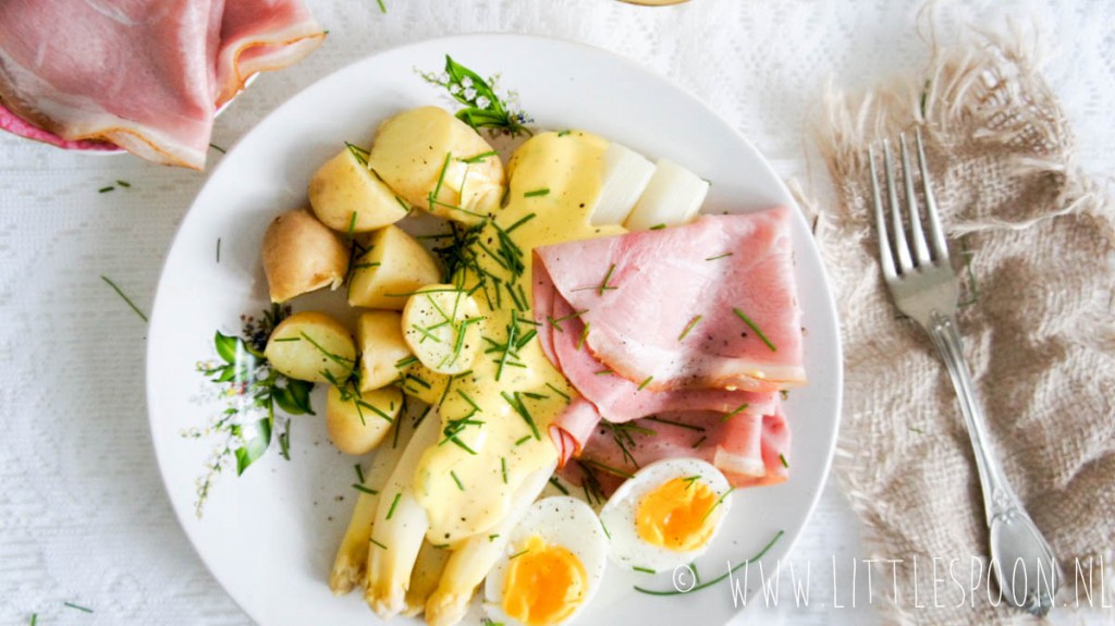 Witte asperges met ham, ei en snelle hollandaisesaus