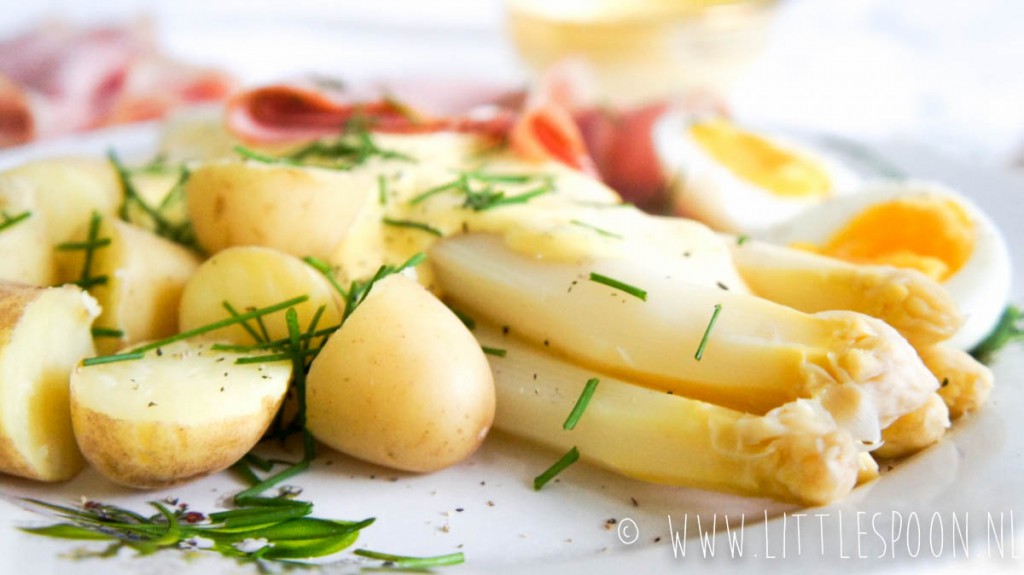 Witte asperges met ham, ei en snelle hollandaisesaus