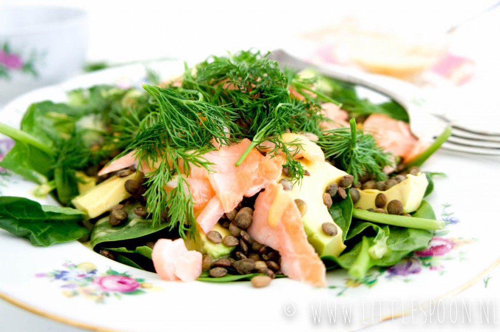 Linzensalade met warme gerookte zalm