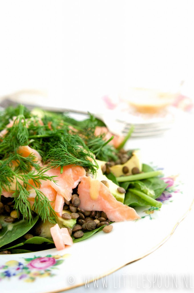 Linzensalade met warme gerookte zalm