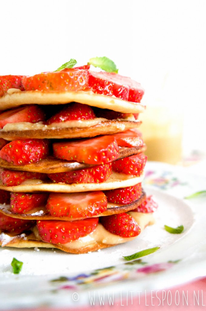 Pannenkoeken stapel met aardbeien