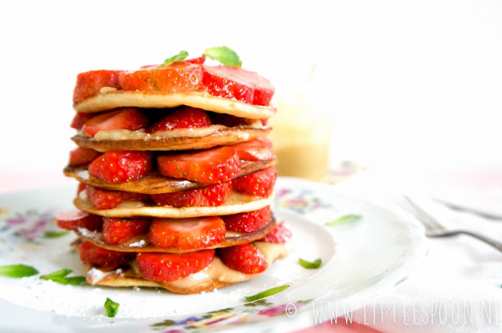 Pannenkoeken stapel met aardbeien