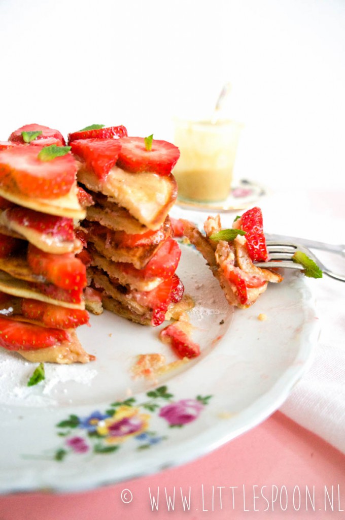 Pannenkoeken stapel met aardbeien