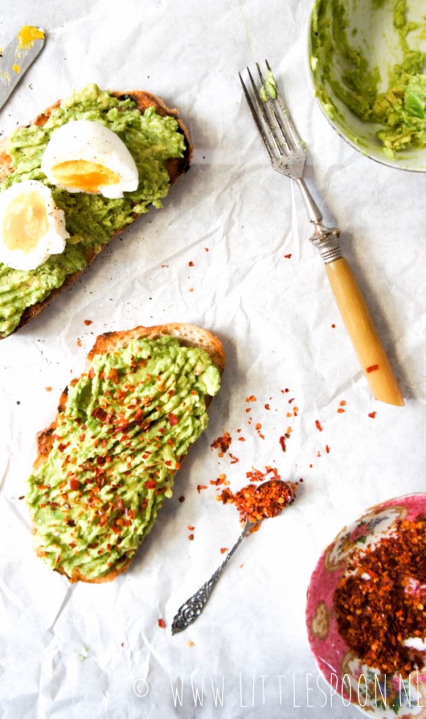 Spicy avocado toast met een gekookt eitje