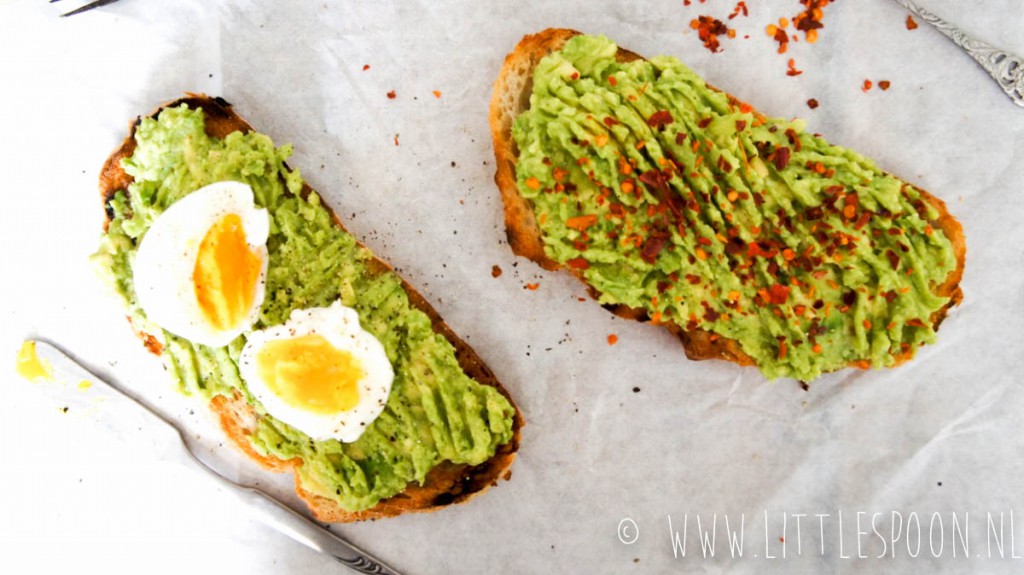 Spicy avocado toast met een gekookt eitje