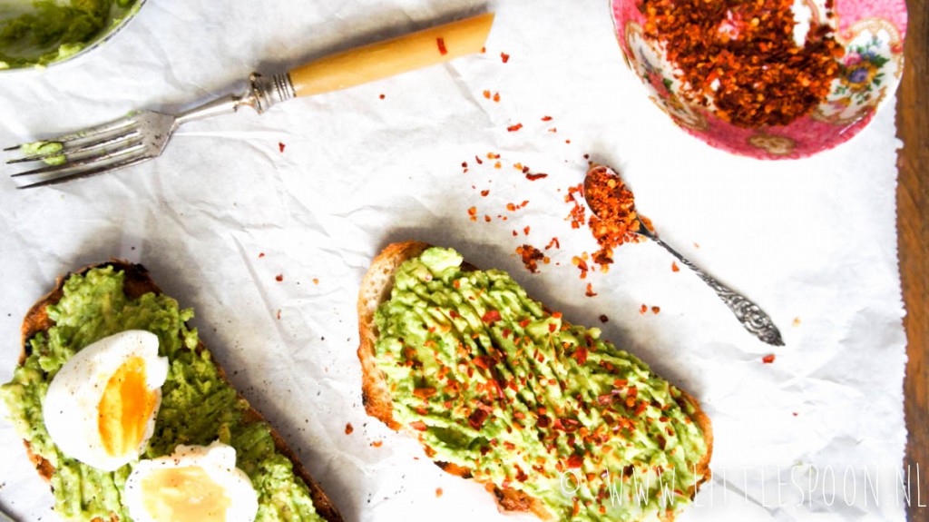 Spicy avocado toast met een gekookt eitje