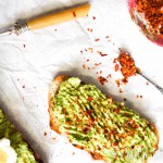 Spicy avocado toast met een gekookt eitje