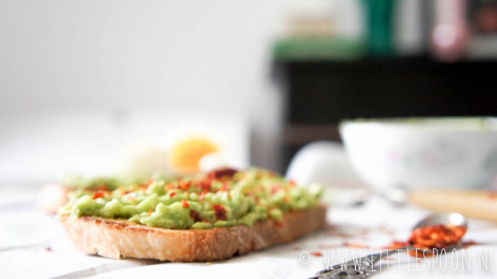 Spicy avocado toast met een gekookt eitje