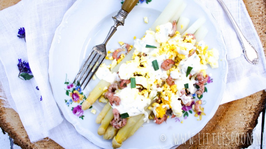 Witte asperges met dragonsaus en Hollandse garnalen