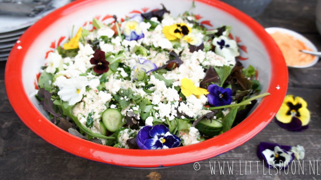 Groene salade met romige tahindressing en eetbare bloemen