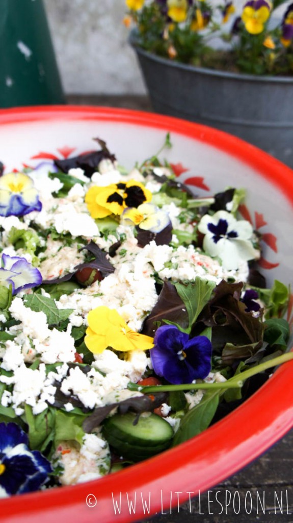 Groene salade met romige tahindressing en eetbare bloemen