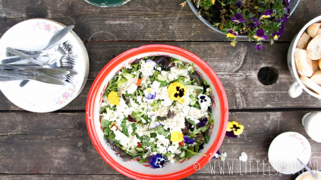 Groene salade met romige tahindressing en eetbare bloemen