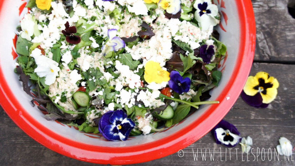 Groene salade met romige tahindressing en eetbare bloemen