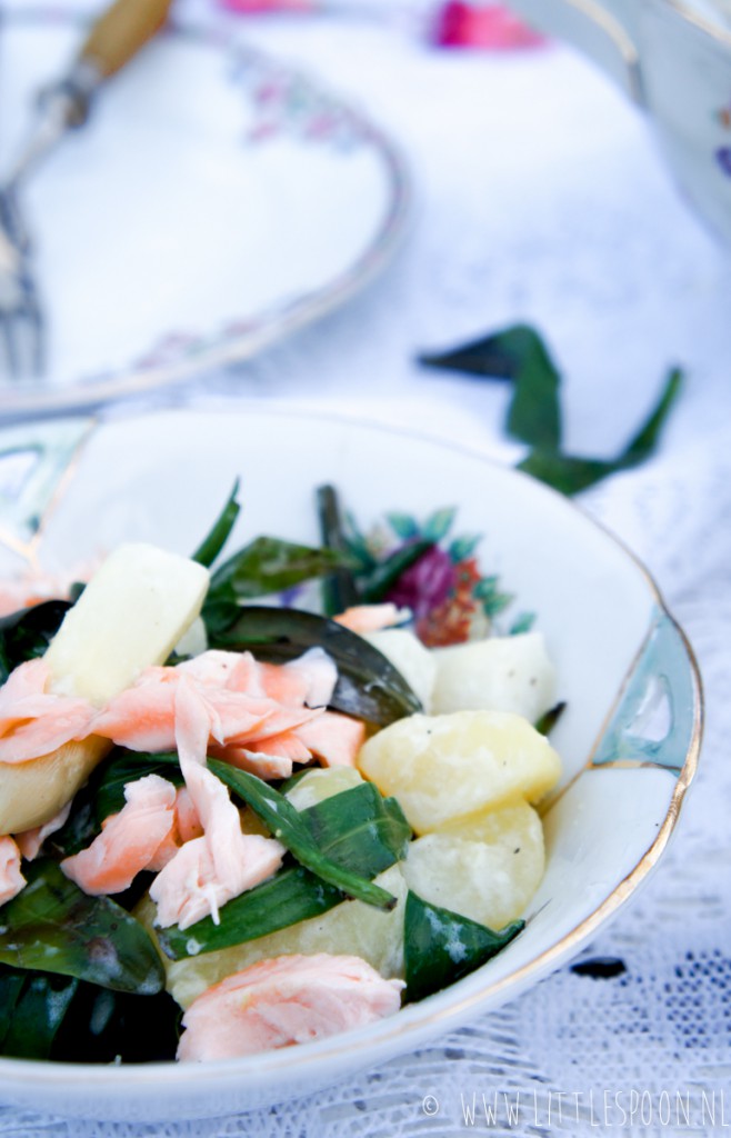 Lauwwarme aardappelsalade met witte asperges en lamsoren