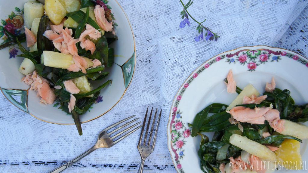 Lauwwarme aardappelsalade met witte asperges en lamsoren