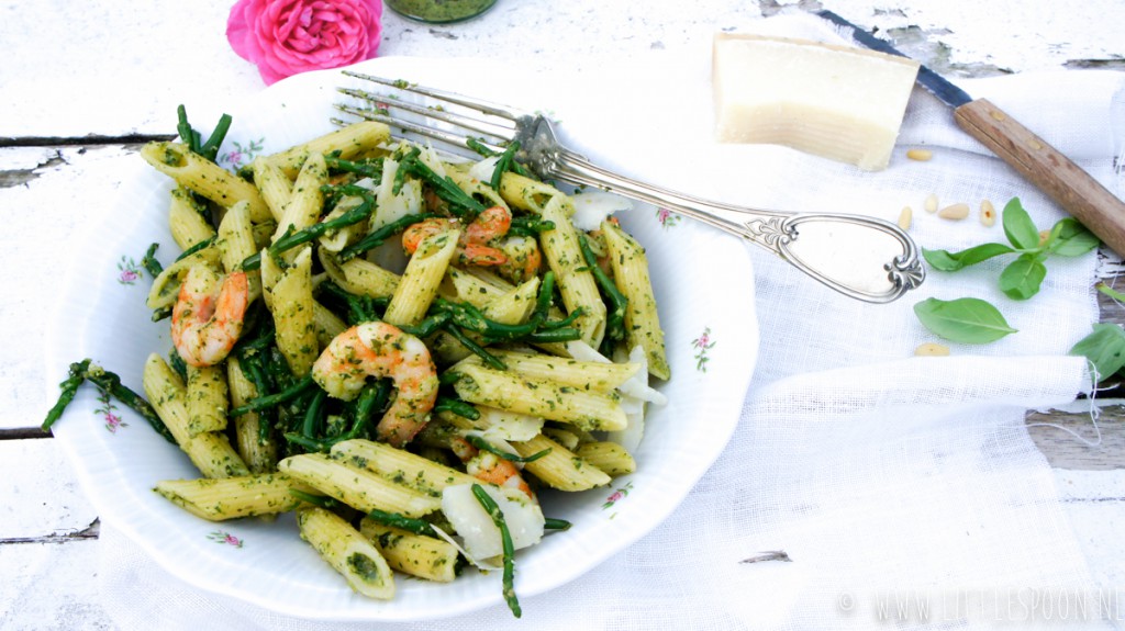 Penne met pesto, garnalen en zeekraal