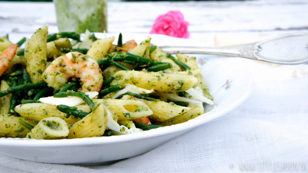 Penne met pesto, garnalen en zeekraal