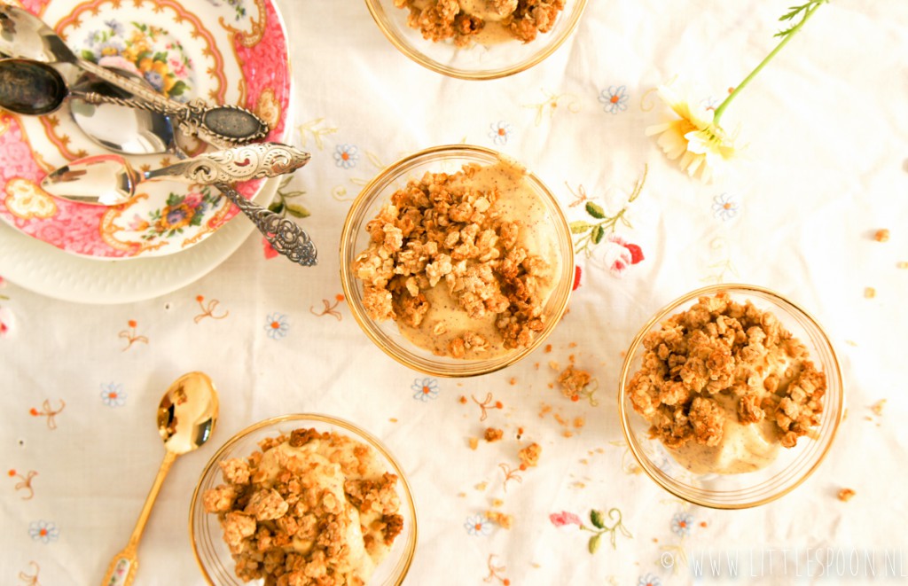 Ontbijt of toetje? Homemade mango ijs met crumble