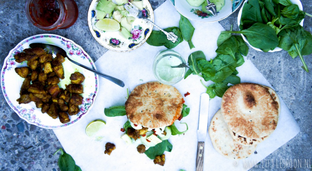 Naanbrood gevuld met kruidige kip