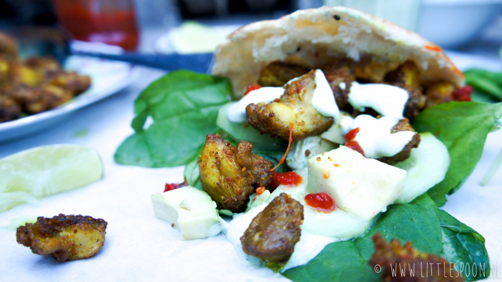 Naanbrood gevuld met kruidige kip