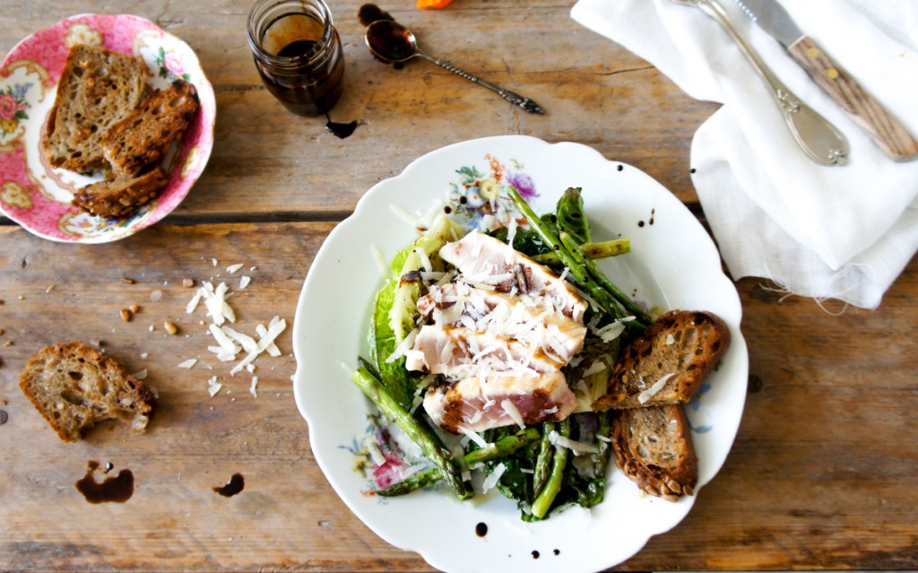 Indrukwekkende salade met gegrilde groente en tonijn