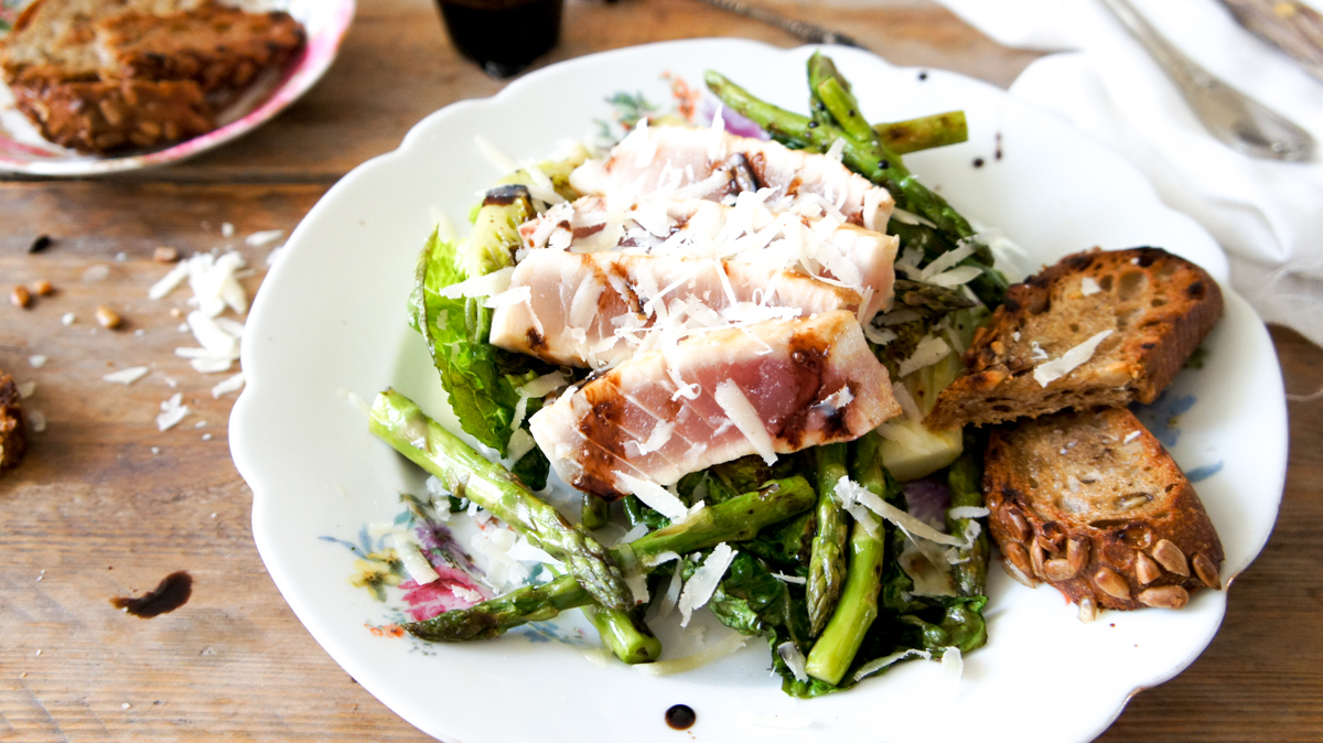 Indrukwekkende salade met gegrilde groente en tonijn