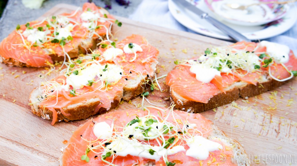 Boterhammenfeest sandwich met gerookte zalm en mierikswortel