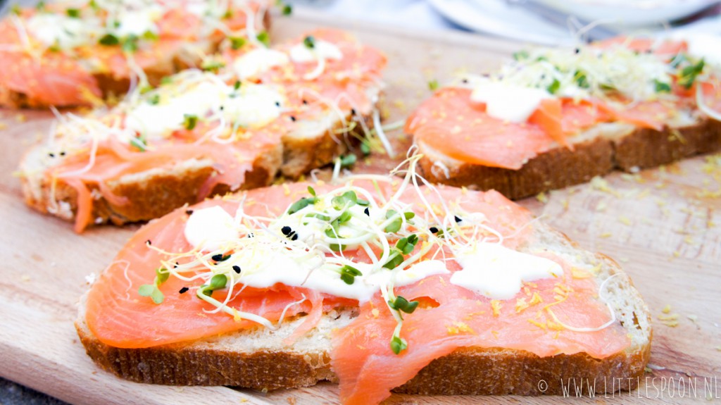 Boterhammenfeest sandwich met gerookte zalm en mierikswortel