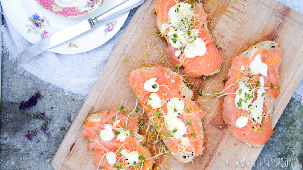 Boterhammenfeest sandwich met gerookte zalm en mierikswortel