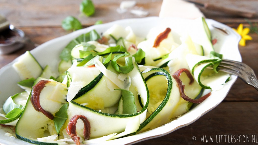 Courgettesalade met ansjovis en Parmezaanse kaas