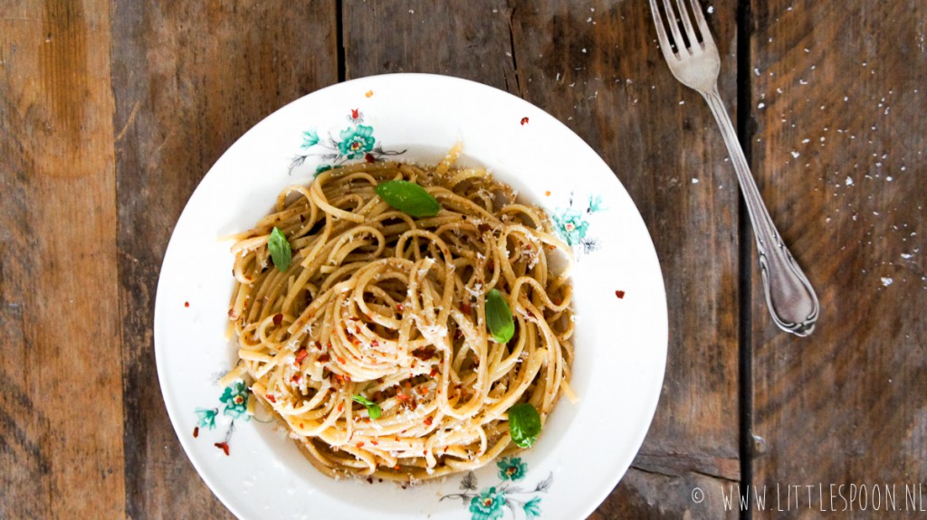 Pasta aglio e olio met rode peper en ansjovis