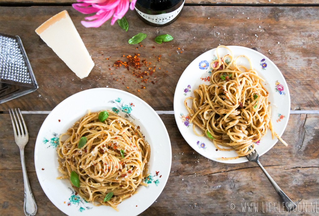 Pasta aglio e olio met rode peper en ansjovis