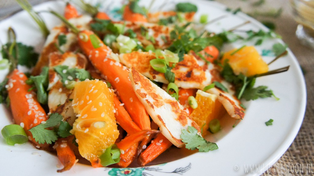 Salade met worteltjes uit de oven, gebakken halloumi en sinaasappel