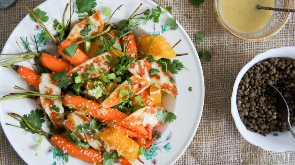 Salade met worteltjes uit de oven, gebakken halloumi en sinaasappel