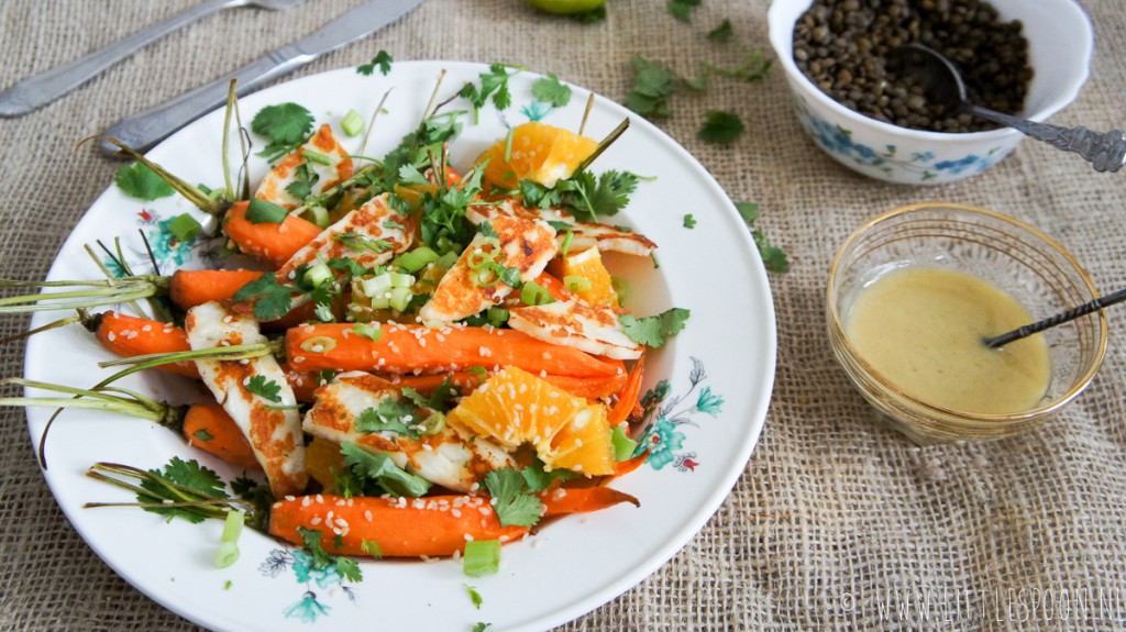 Salade met worteltjes uit de oven, gebakken halloumi en sinaasappel