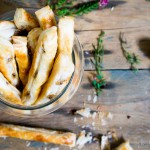 Stengels van bladerdeeg met ansjovis